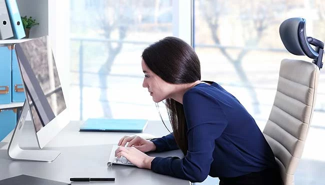 Ofiste omuzlarınızı geri alıp dik oturun