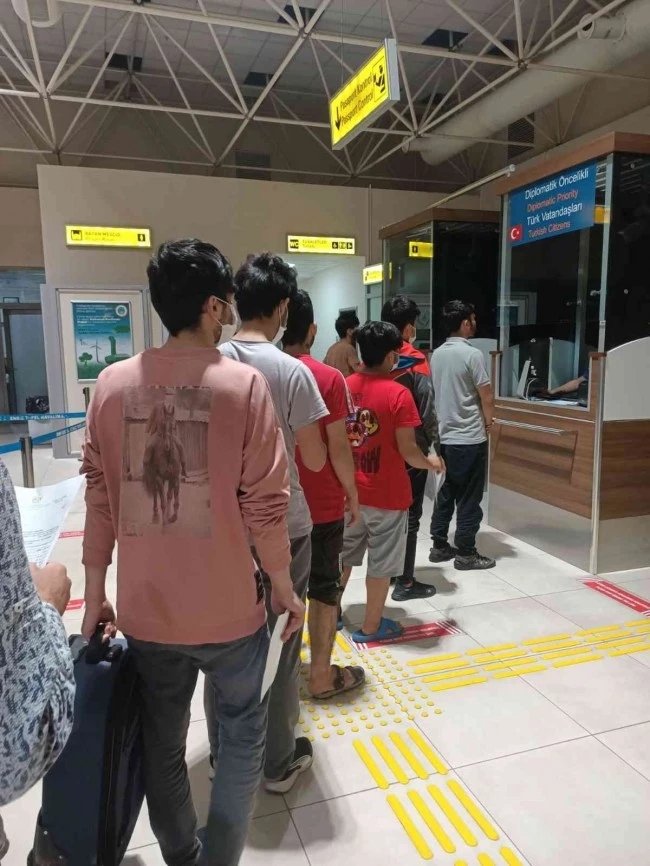 "272 göçmen sınır dışı edildi"