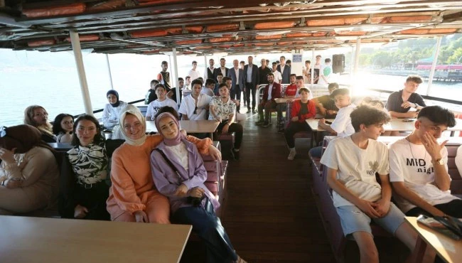 Vapurda mezuniyet kutlaması