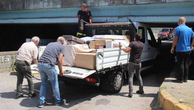 Çeyiz yüklü kamyonet alt geçitte sıkıştı