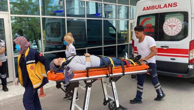 Yolun karşısına geçerken aracın çarptığı kadın yaralandı