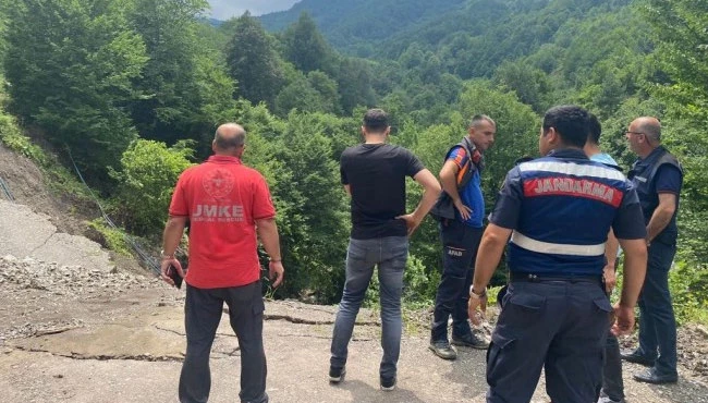 Selde yolları çöken köye dağ yollarından ulaştılar