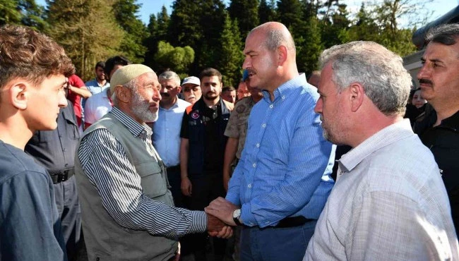 Bakan Soylu, selde kaybolan genci kurtarma çalışmalarını inceledi