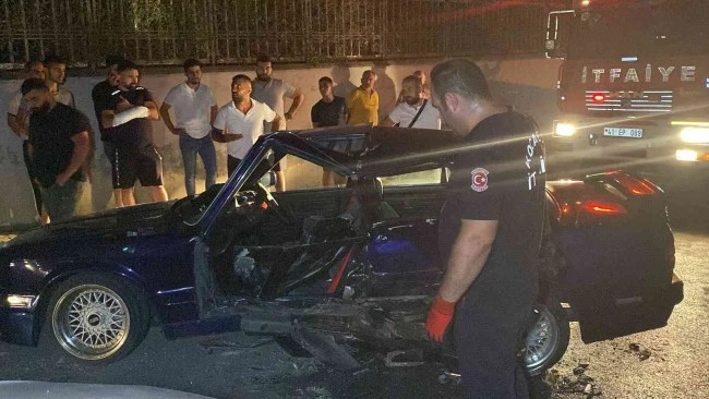 İki otomobil çarpıştı: 1