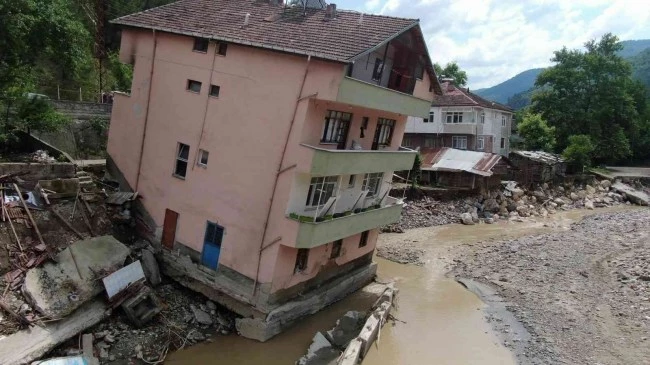 Selde yatan binanın kriko düzeltildiği öğrenildi