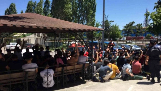 Kamyonette 103 kaçak göçmen yakalandı