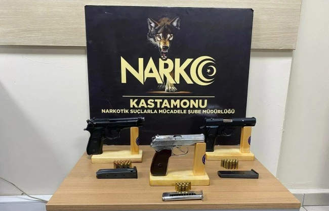 Polisin durdurduğu araçta ruhsatsız tabanca çıktı