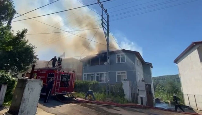 Çatıda çıkan yangın korkuttu