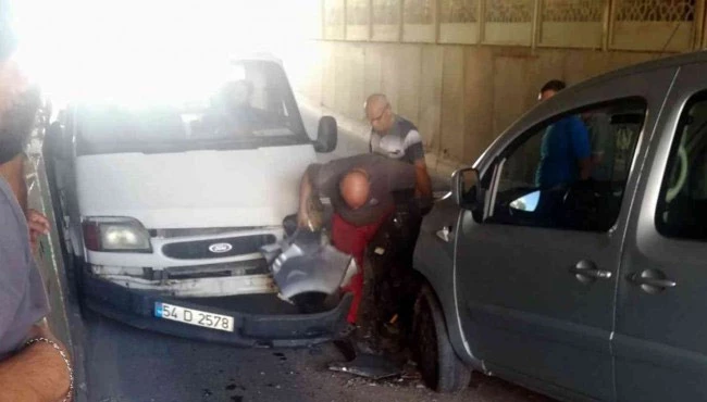 Alt geçitte korkutan kaza: Kafa kafaya çarpıştılar