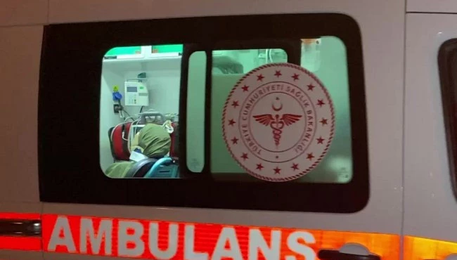 İki hafif ticari araç çarpıştı: 1 yaralı