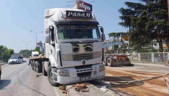 Direksiyonu kilitlenen tır refüjün üstündeki direğe çarptı