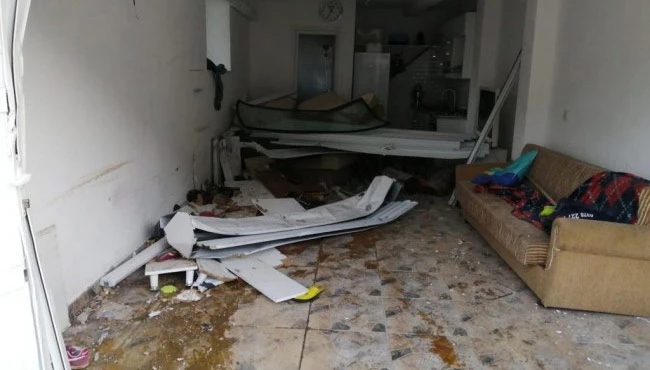 Freni patlayan işçi servisi eve girdi