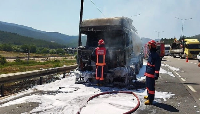 Tır alev aldı, sürücü son anda kurtuldu
