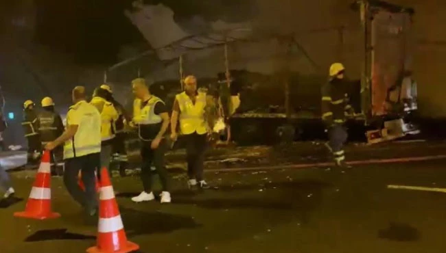 Tünelde tır yandı, sürücüler mahsur kaldı