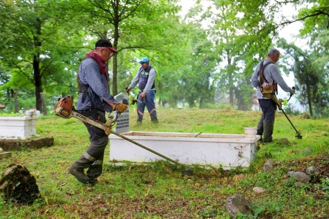 440 mezarlık bayrama hazırlandı