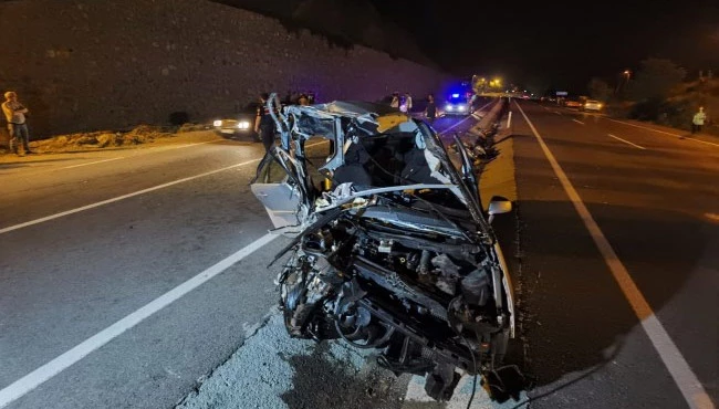 Gurbetçinin otomobili traktörle çarpıştı: 1 ölü, 7 yaralı
