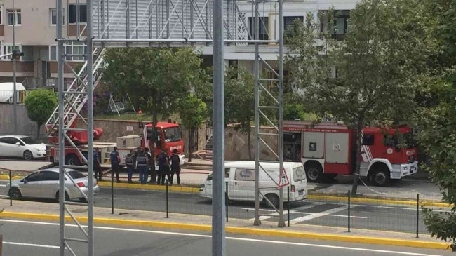 Apartmanın çatı katı alevlere teslim oldu