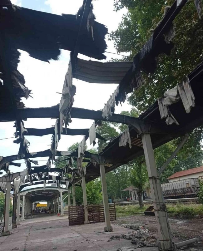 Halk pazarı küle döndü