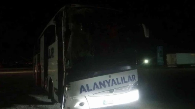 Yolcu otobüsü ile kargo kamyonu çarpıştı: 2 yaralı