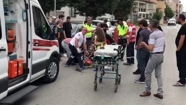 Otomobil çocuğa çarptı