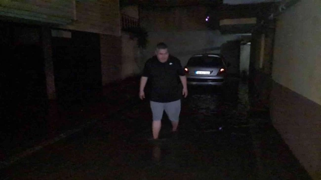 Caddeler göle döndü, dükkanları su bastı