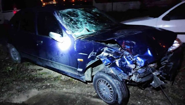 Traktör ile otomobil çarpıştı: 4 yaralı