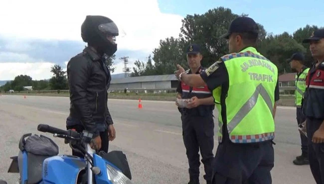 Jandarma ekipleri sürücüleri bu sefer bayramlaşmak için durdurdu