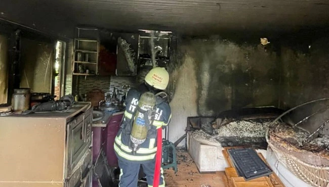 Site bahçesindeki ahşap yapıda yangın çıktı