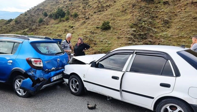 D100 karayolunda otomobil kaza yapan araçlara çarptı: 3 yaralı