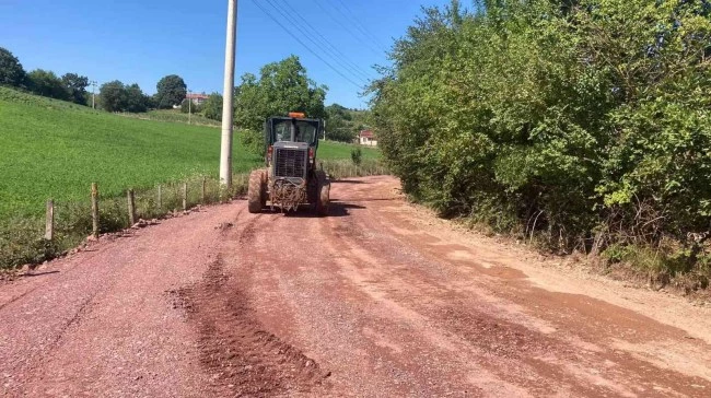 Köy yollarında üstyapı çalışmaları yapılıyor