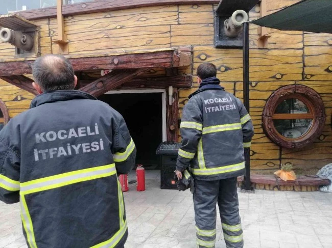 Patatesler fritözde unutuldu, kafede yangın çıktı