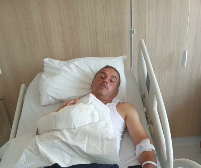 Kurbanlığı yakalamaya çalıştı, parmağı koptu