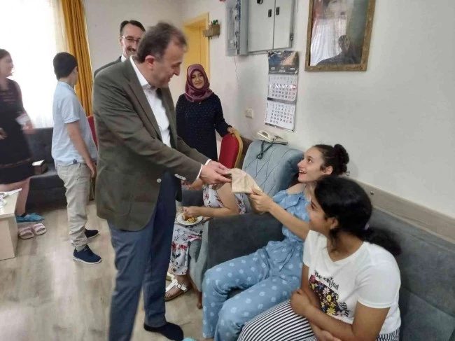 Bakan Yardımcısı Duran, yaşlıları yalnız bırakmadı