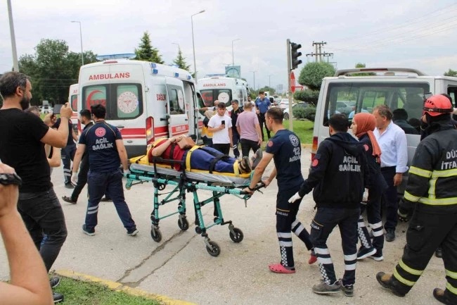 3 araç kazaya karıştı: 10 yaralı