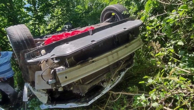 Hafif ticari araç şarampole yuvarlandı: 5 yaralı