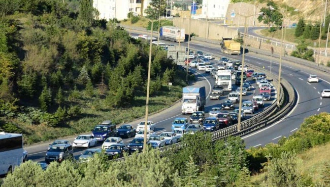 Tatilciler dönmeye başladı trafik yoğunlaştı
