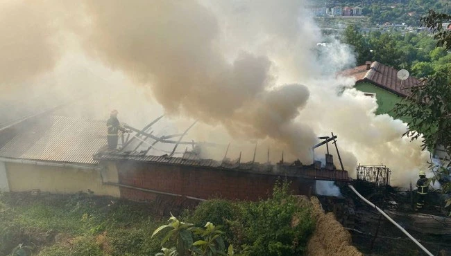 Yangında samanlık ve ardiye küle döndü