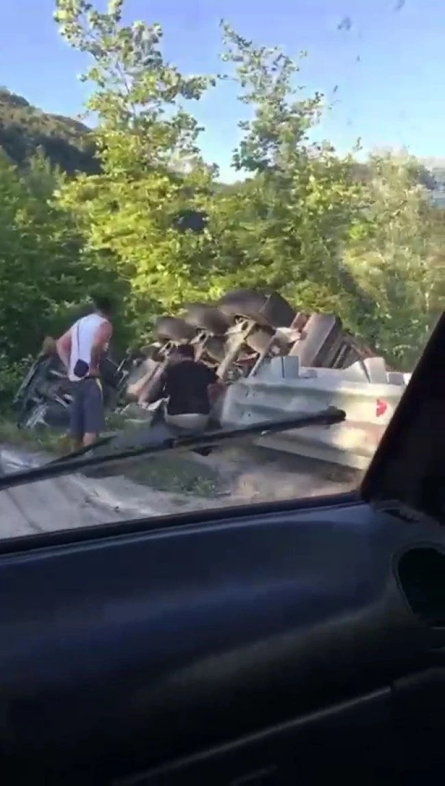 Kontrolden çıkan tır ağaçlık alana devrildi: 1 yaralı