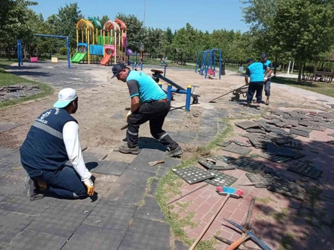 Sahil parkı yenileniyor