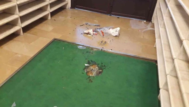 Camiyi yakmaya çalıştı