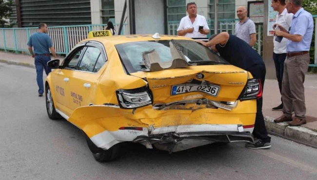 Frenleri tutmayan otomobil ticari taksiye çarptı: 3 yaralı