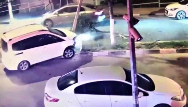 İki kişinin yaralandığı kaza anı güvenlik kamerasına yansıdı