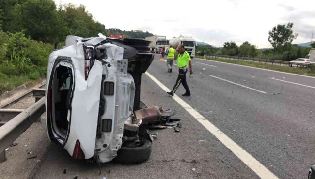 Kontrolden çıkan otomobil bariyerlere çarptı: 2 ağır yaralı