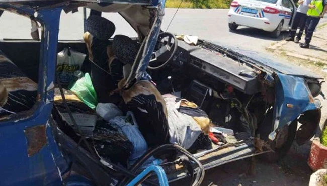 Kontrolden çıkan otomobil tıra çarptı: 2 yaralı