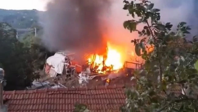 Ahır alevlere teslim oldu