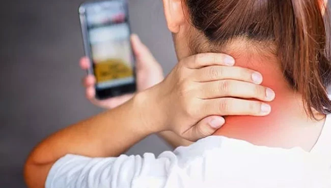 Cep telefonunun yanlış kullanımı boyun ağrısı sebebi