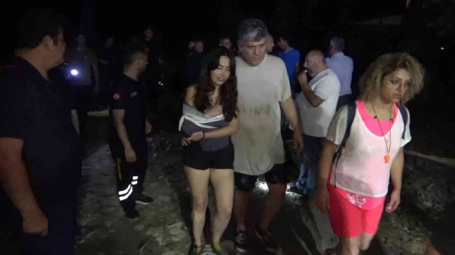 Kanyonda mahsur kalan 15 kişi, kurtarıldı