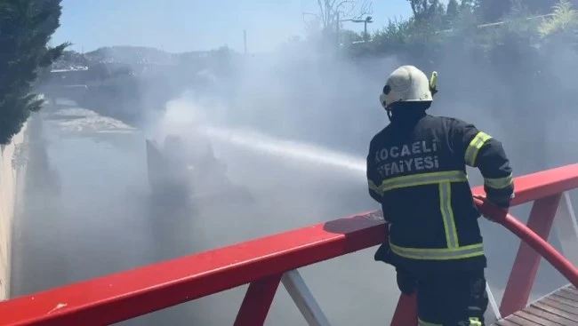 Dere yatağında alev alev yanan kepçeyi itfaiye söndürdü
