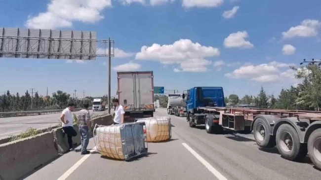 Kimyasal sıvı dolu tanklar tırdan yola düştü
