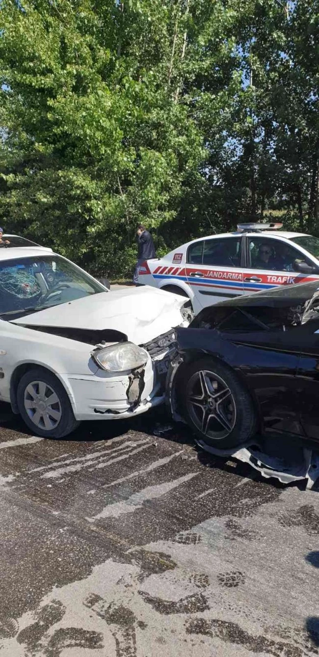 İki otomobil kafa kafaya çarpıştı: 1 yaralı
